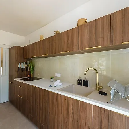 Chante Au Vent: Lakeside Retreat With Pool Holiday home *