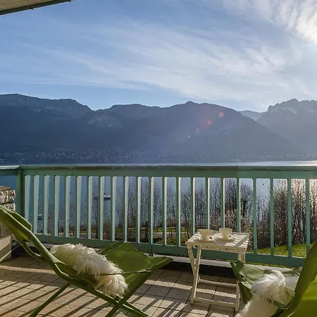 Chante Au Vent: Lakeside Retreat With Pool Holiday home