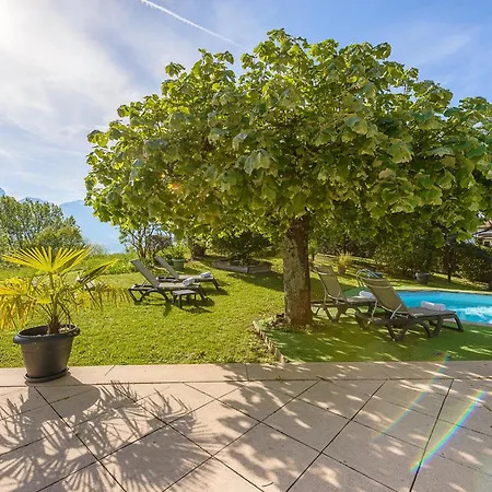 Holiday home Chante Au Vent: Lakeside Retreat With Pool *